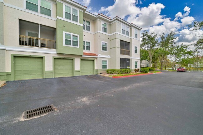 Photo - **ESTERO PRIME LOCATION ~ Top Floor 2/2 Co... Unidad 303