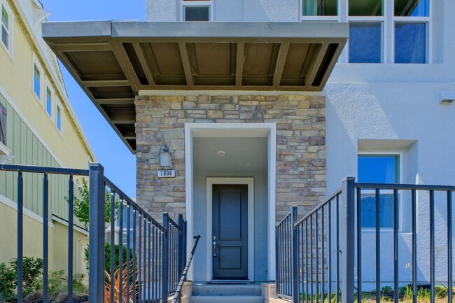 Photo - Beautiful end unit 4 bedroom condo in Dublin