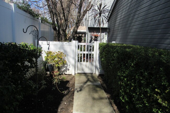 Photo - Beautiful 3 Bed/2.5 Bath Townhome