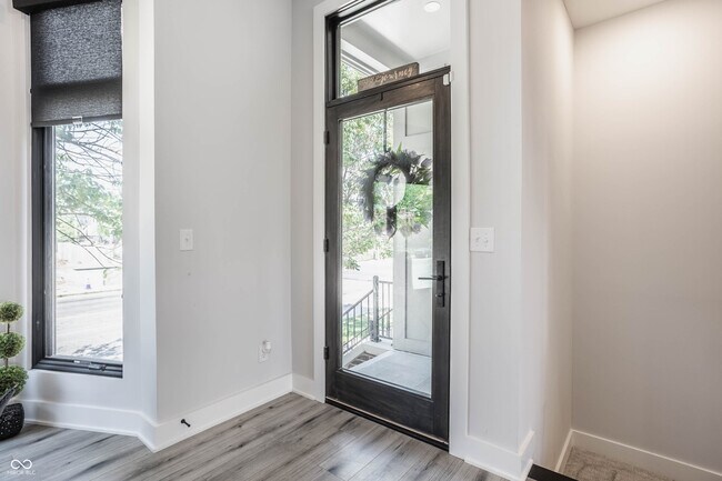 Photo - 1561 N College Ave