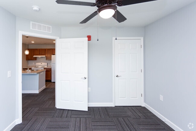 1BR, 1BA - 700 SF