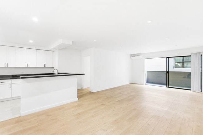 Building Photo - 642 N West Knoll Dr. Apartments