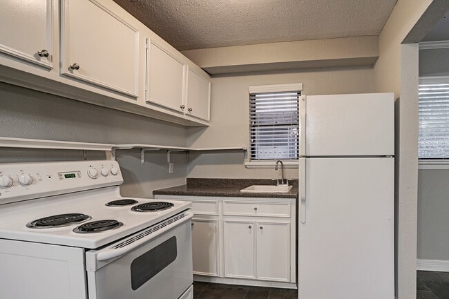 Building Photo - 405 Hawthorne St Unit 13