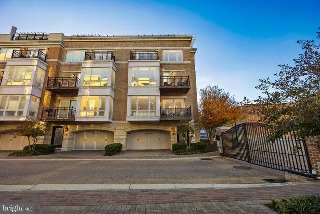 Photo - 900 Valencia Ct