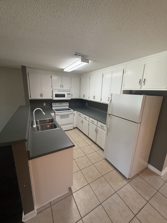 Photo - 115 Creeke Ln