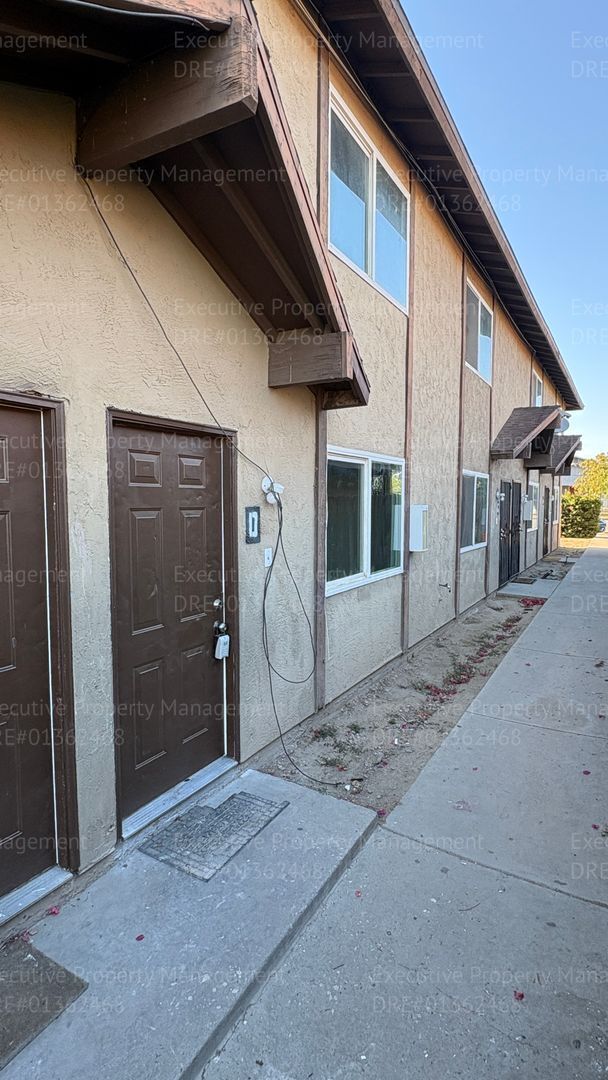 Photo - 2 bedroom 1.5 bathroom townhouse located in East Bakersfield Move In Special on Approved Credit