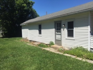 Private Entrance and yardspace - 1412 Richmond Rd Apartments Unit #3