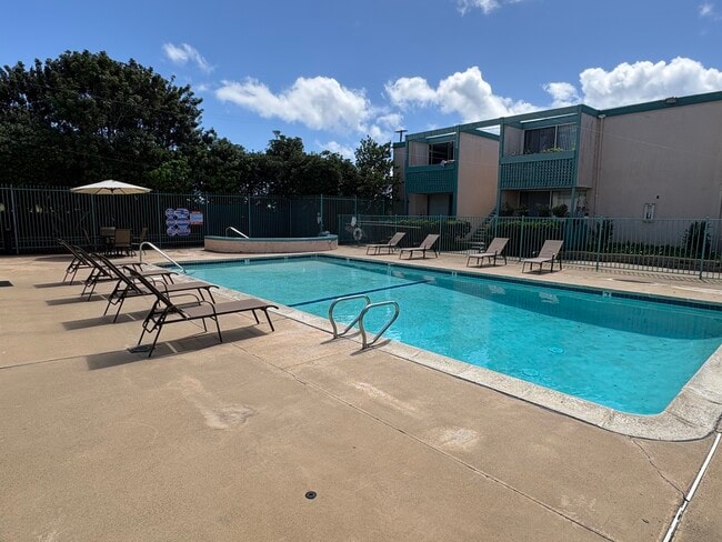 Community pool and spa - Sandpointe Apartment Homes