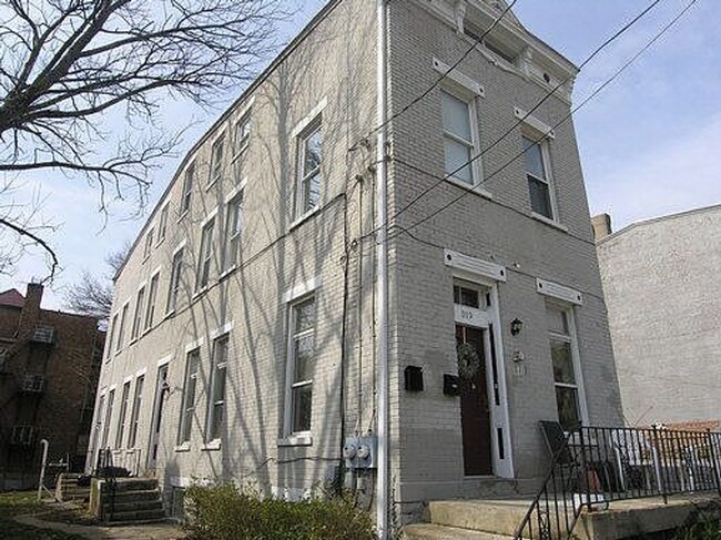 Building Photo - 319 Hilton Pl