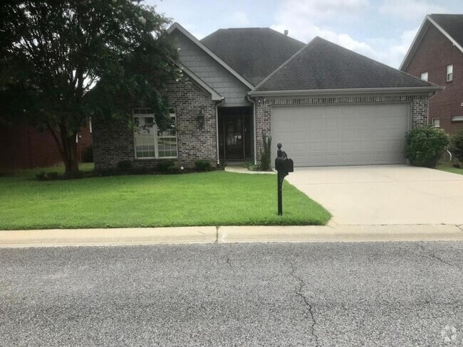 Building Photo - 711 Greenbriar Dr Rental