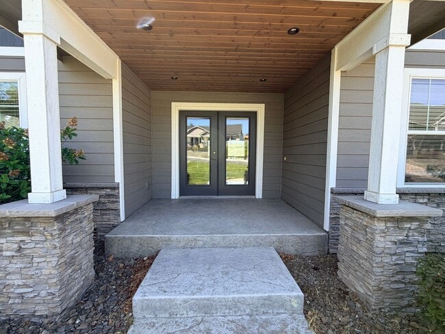 Photo - Luxury, golf course living with VIEWS! 3+ bed, 3 bath, three car garage and so much more!