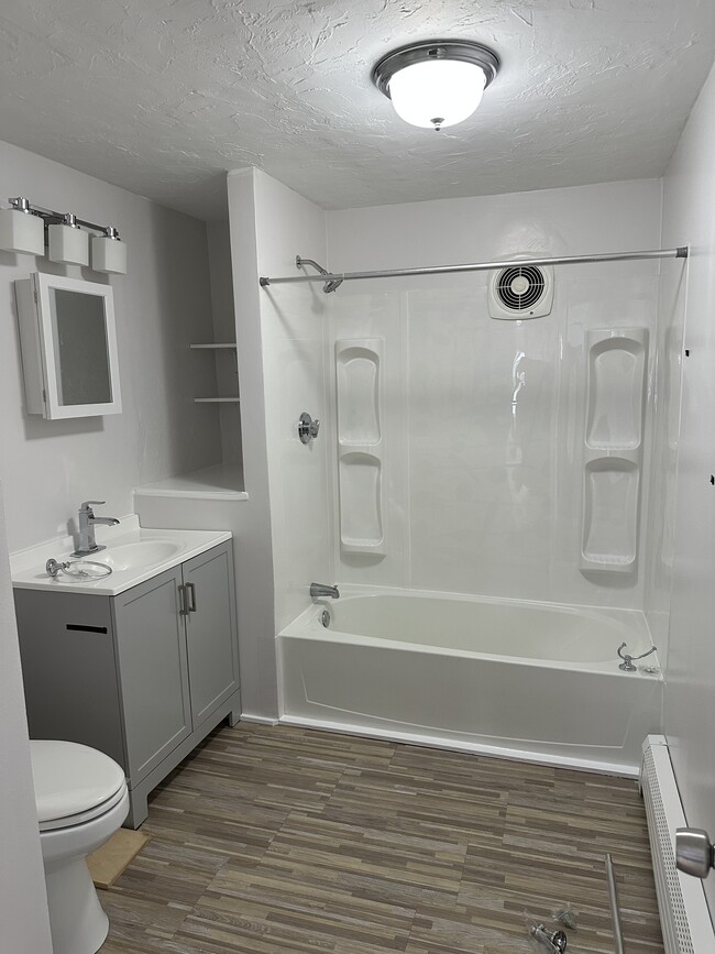 Photo - 10 Oswald St Unidad Large One-Bedroom Heat Included