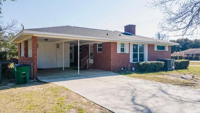 Photo - 614 Camellia St N E