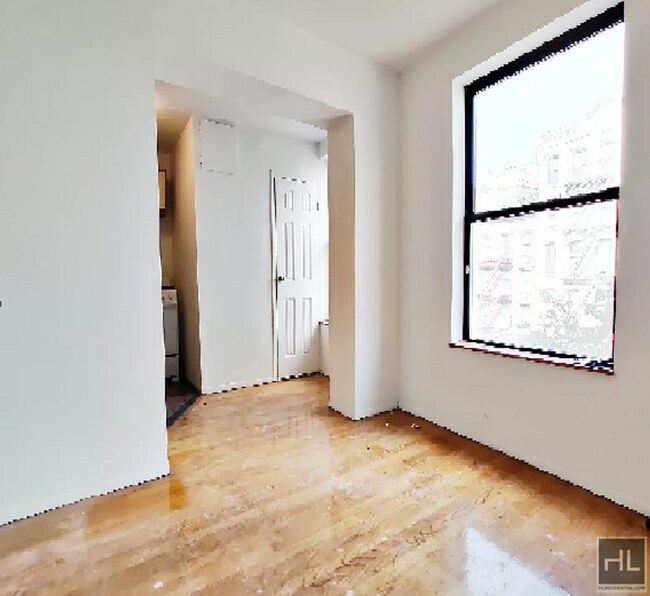Building Photo - Sun-Filled 3BR in the Heart of the East Village | W/D in Unit