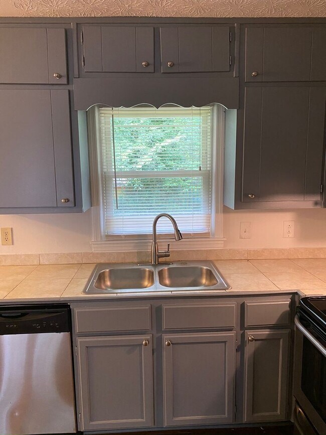 Photo - Charming Well Maintained Ranch on Quiet Cul-de-Sac – 3BR/2BA Near Downtown Decatur