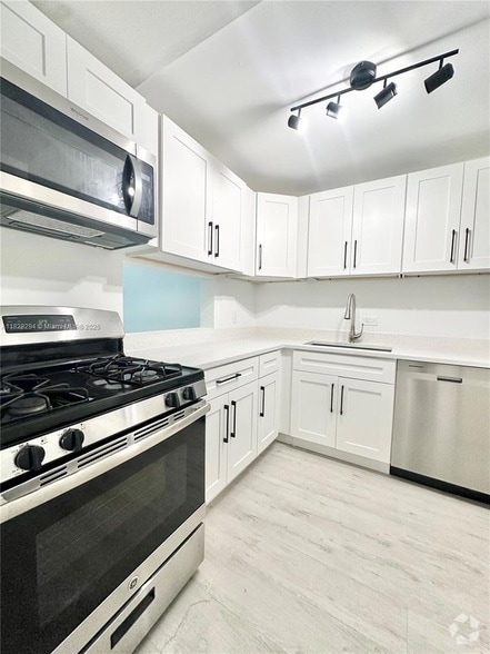 Building Photo - 6890 N Kendall Dr Unit B204 Rental
