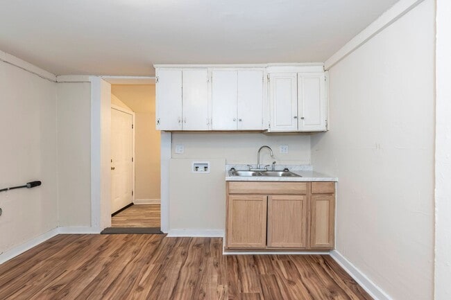 Building Photo - Edgerton Duplex 2 Unit Apt A