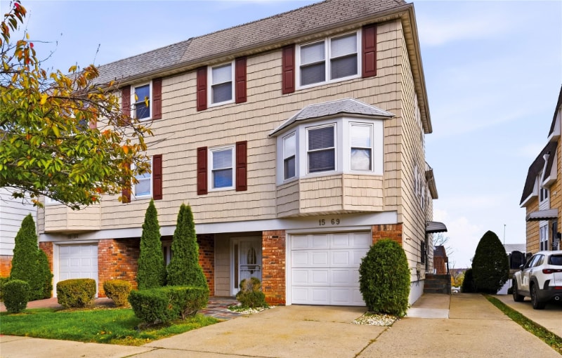 Photo - 15-69-1215 215th St