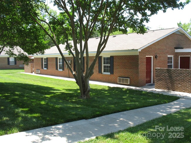 Building Photo - 1300 Lomax Ave Unit D Rental