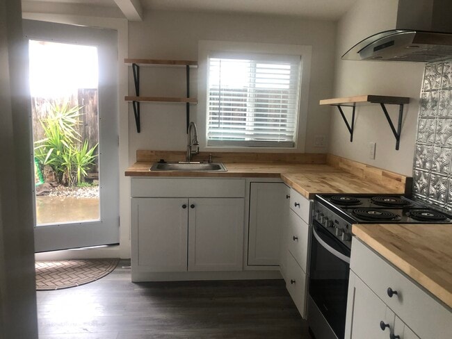 Kitchen - 680 Rosal Way Unit A'
