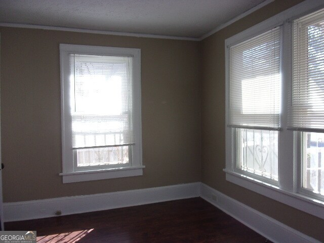 Photo - 587 Hope St SW