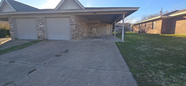 Building Photo - "Charming 2-Bed, 2-Bath Duplex in Weatherford  - On Terry Trail"