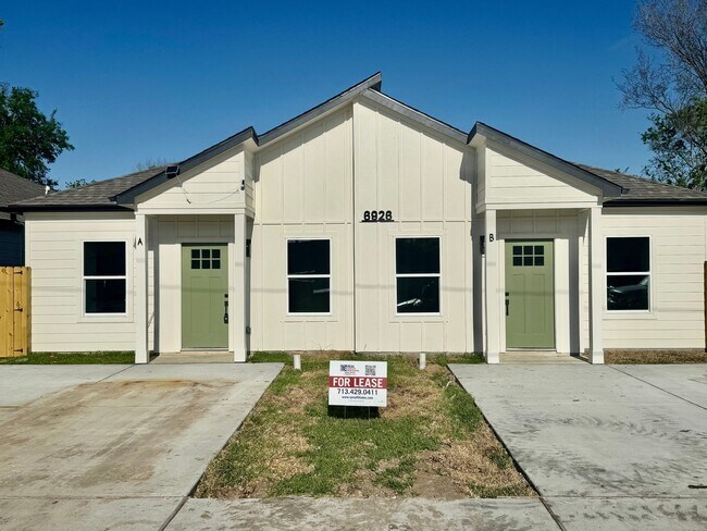 Building Photo - 6926 Paris St