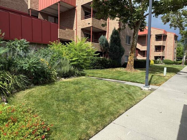 Building Photo - Spacious & Stylish 1-Bedroom Condo in the ... Unit 410