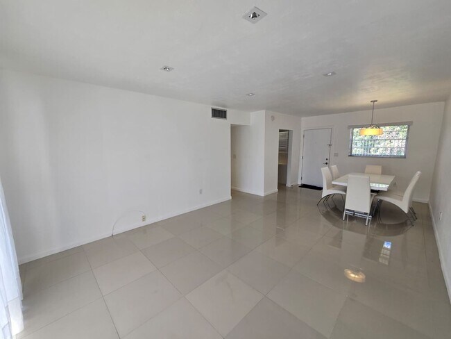 2800 NE 203rd St Unit 24
