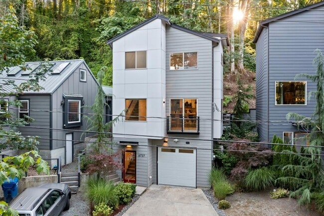 Building Photo - West Seattle - 3 Bedroom - 2.5 Bathroom w/ AC!