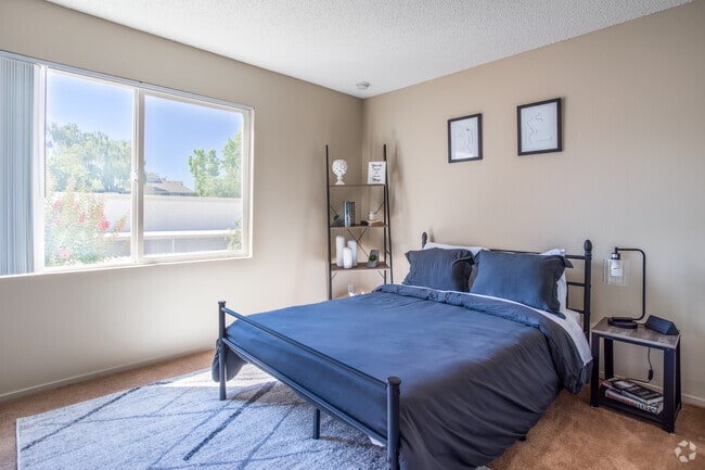 2BR, 2BA - 1016 SqFt