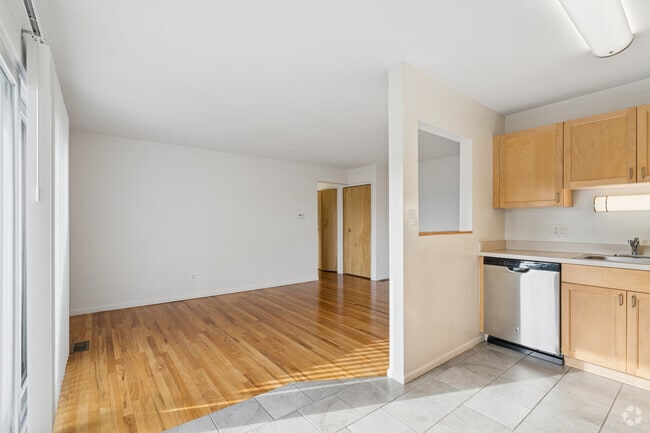 1BR, 1BA - 585SF - Kitchen/Dining Room