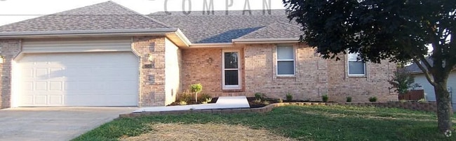 Building Photo - 4 Bedroom | 3 Bathroom | Walk Out Basement... Rental