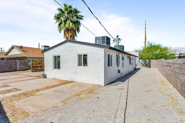 Photo - 2302 W Colter St Unidad SI ID1244359P