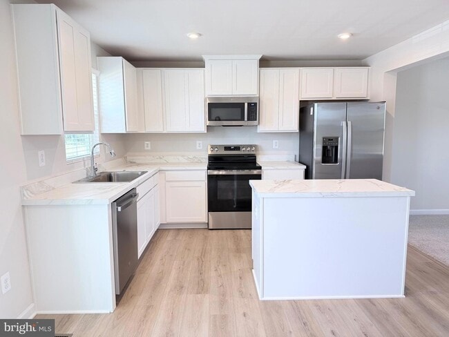 Photo - 785 Hisey Ave