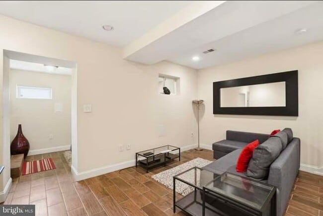813 Delafield Pl NW Unidad B
