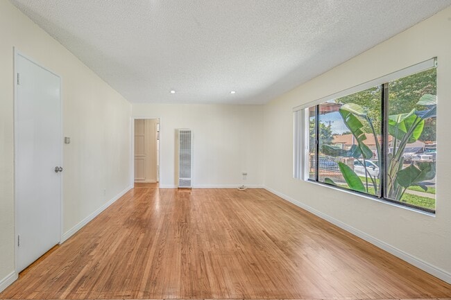 Photo - 1618 S Meeker Ave