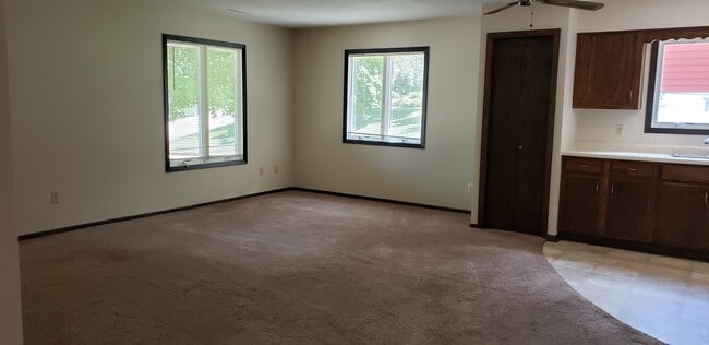 Building Photo - 310 Oak St N Unit 1