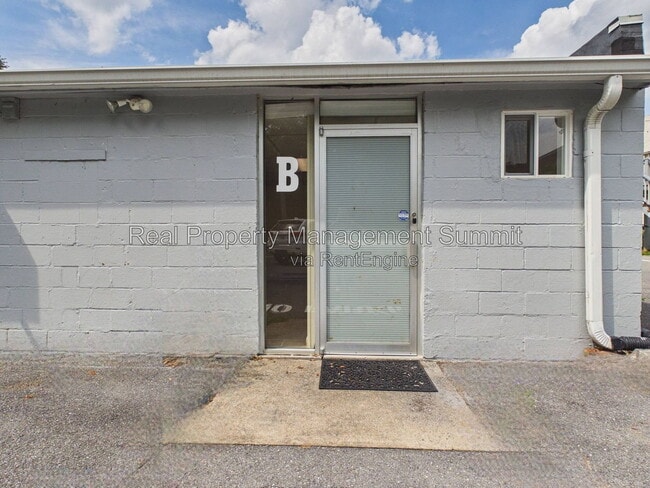 Building Photo - 2501 N Augusta St Unit Apartment B