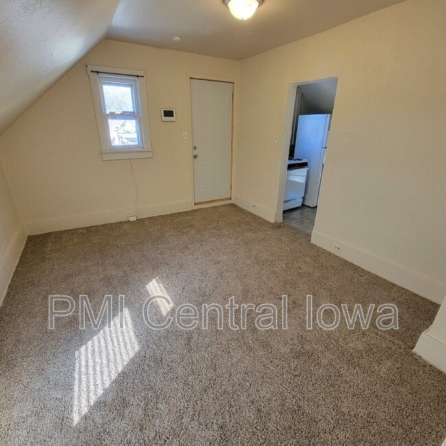 Photo - 2220 E Walnut St Unit Apt 3