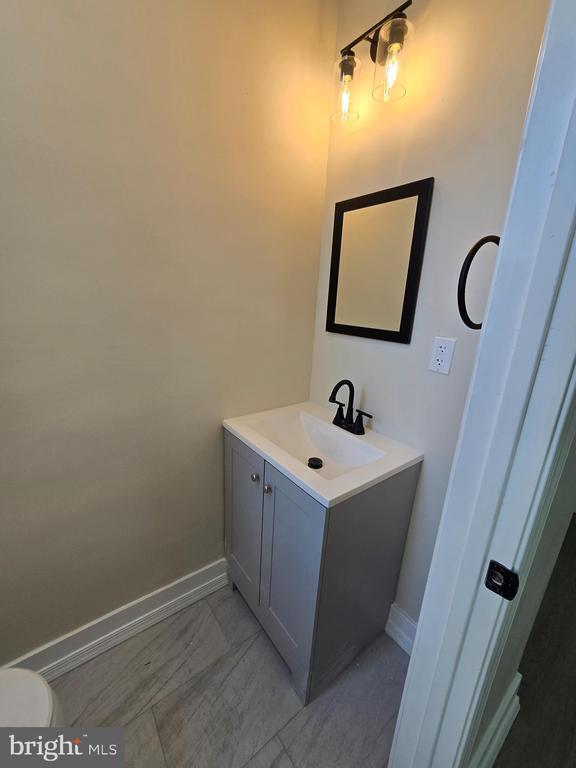 Building Photo - 6002 W Thompson St