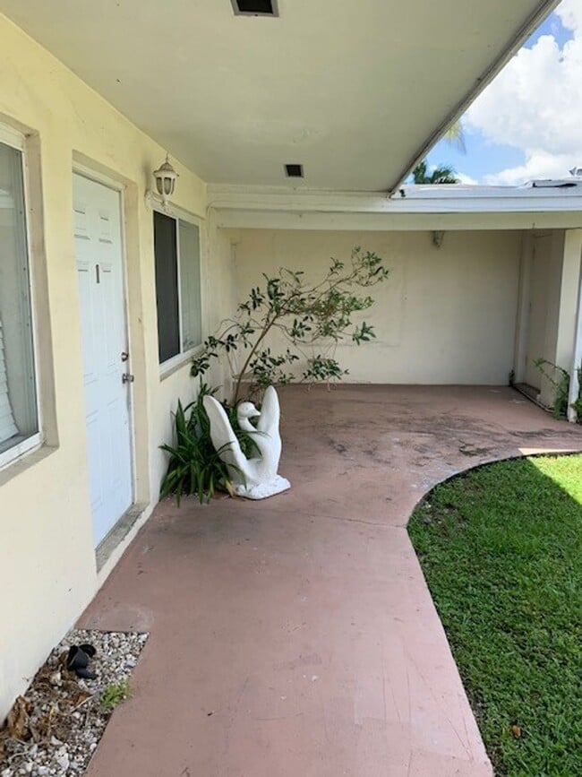 Photo - 717 NE 10 ST, APT 3 Hallandale, FL 33009