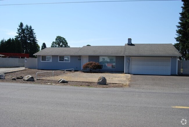 Building Photo - 3 Bed 2 Bath Home with Large Yard in Brush...