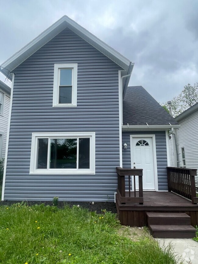 Building Photo - Three Bedroom House