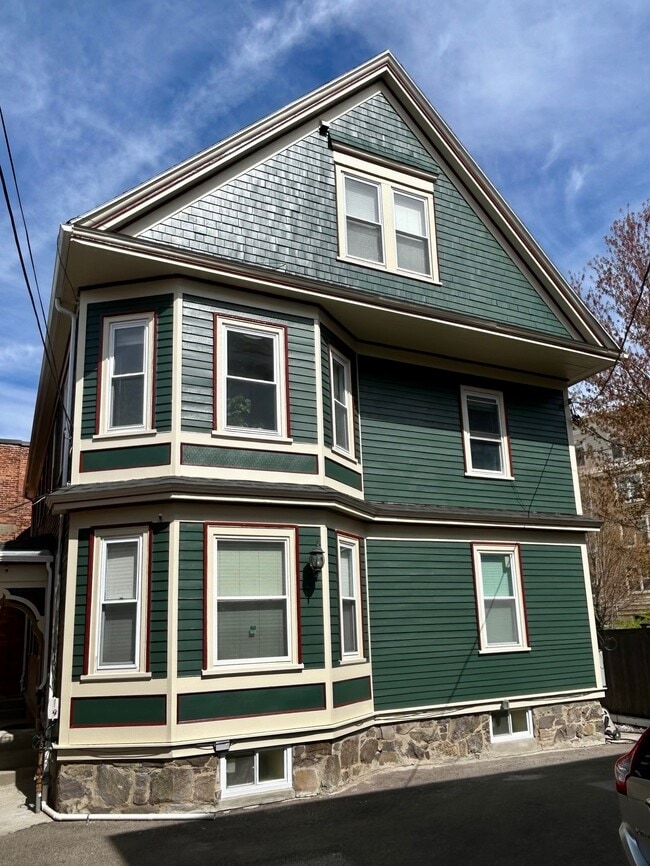 Building Photo - 46 Aspinwall Ave Unit 2F