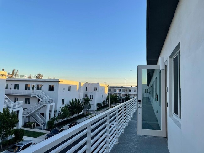 Building Photo - 6416 NW 102nd Ct Unit 305