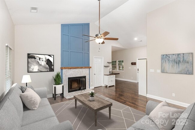 Building Photo - 100 Aurora Ln