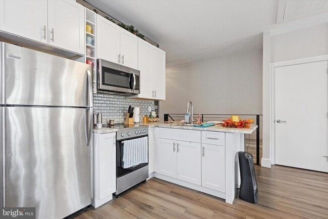 Photo - 641 E High St