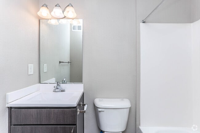 2BR, 2BA - 1,025 SF