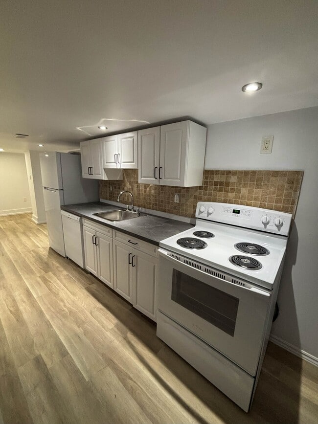 Photo - 329 Christina St N Unit Lower